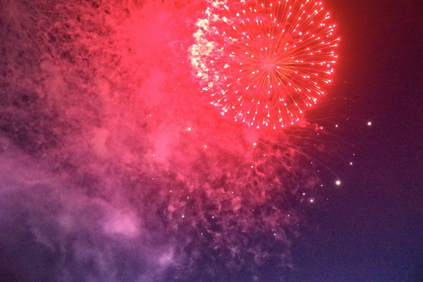 Pháo hoa rực sáng trên bầu trời TP Hồ Chí Minh